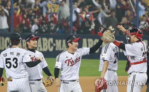 (서울=연합뉴스) 17일 오후 서울 송파구 잠실구장에서 열린 2016 타이어뱅크 KBO리그 준플레이오프(준PO) 4차전 넥센 히어로즈와 LG 트윈스의 경기가 5-4 LG의 승리로 끝난 뒤 마운드 위에서 결승타 주인공인 오지환 등 선수들이 자축하고 있다.