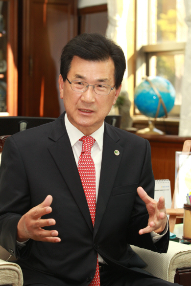 이시종 충북지사가 지난 9월 27일 충북 청주시 상당구 문화동 도청 2층 집무실에서 문화일보와 인터뷰를 하면서 ‘전국대비 4% 충북 경제 달성’에 대해 설명하고 있다.