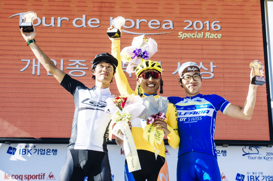 지난 17일 경남 함양군 함양읍 상림공원에서 열린 투르드코리아 2016 스페셜 시상식에서 개인종합 1위 이형모(가운데)가 2위 김춘호(왼쪽), 3위 김민수와 포즈를 취했다.