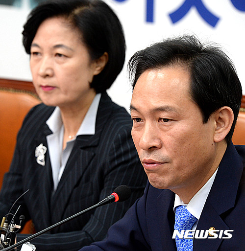 【서울=뉴시스】더불어민주당 우상호 원내대표가 19일 오전 서울 여의도 국회 당대표실에서 열린 최고위원회의에서 모두발언을 하고 있다. 이날 우상호 원내대표는 미르·K스포츠재단의 박근혜 정권 실세 개입 의혹과 관련, “지금 최순실 씨의 딸이 독일호텔을 통째로 빌려 거주한다는 보도가 있는데, 사실이라면 미친 짓”이라며 신속한 검찰수사를 촉구했다.