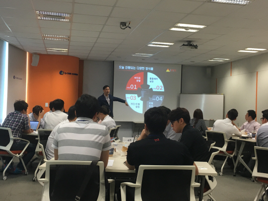 평생교육 기업인 휴넷의 플립러닝 ‘1Day 세일즈코칭 과정’에 참가한 수강생들이 러닝 코치로부터 강의시간에 수행할 각종 학습 프로그램에 대해 설명을 듣고 있다.  휴넷 제공