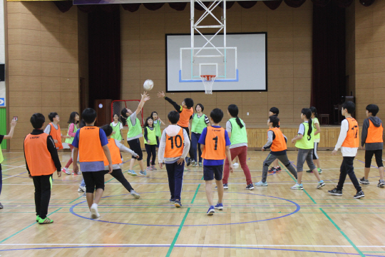 <행복한 선생님, 행복한 학생>수업전엔 축구 · 방과후엔 넷볼경기 몸과 마음 ‘튼튼’… 배려심도 ‘쑥쑥’