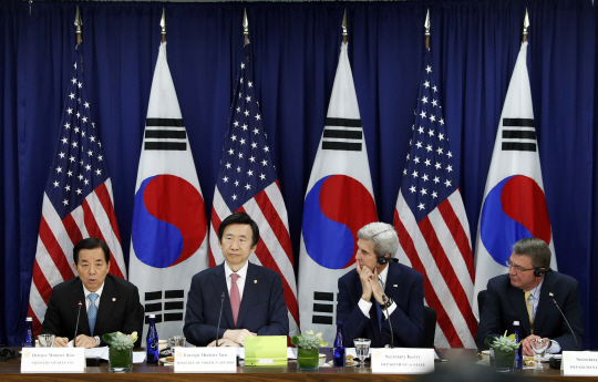 한·미 외교·국방장관(2+2) 회의가 19일 미국 워싱턴의 국무부 청사에서 열린 가운데 한국의 한민구(왼쪽부터) 국방장관과 윤병세 외교장관, 미국의 존 케리 국무장관, 애슈턴 카터 국방장관이 회의에 앞서 기자회견을 열고 있다. 양국은 이날 회의 뒤 발표한 공동성명에서 북한의 도발을 처음으로 ‘직접적 위협’으로 명시했다.