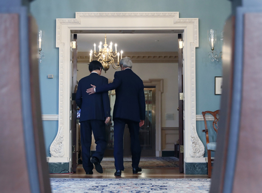 한·미 외교·국방장관(2+2) 회의가 19일 미국 워싱턴의 국무부 청사에서 열린 가운데 윤병세(왼쪽) 외교장관이 존 케리 미 국무장관의 안내를 받으며 회의장으로 이동하고 있다.