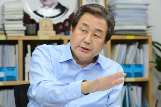 김무성 전 새누리당 대표는 20대 총선 참패의 충격에서 다소 회복된 듯 보였다. 그는 17일 인터뷰에서 “지금의 시대정신은 격차 해소를 통한 공정사회 건설”이라면서 “국민희망시대를 열어갈 자신이 있다”고 강조했다. 김 전 대표는 또 “내가 정기적으로 연구모임도 하고 전문가 토론도 하면서 공부를 많이 하는데 이런 점이 잘 알려지지 않아 아쉽다”며 ‘정책 마인드 부족’ 지적을 반박하는 여유도 보였다.