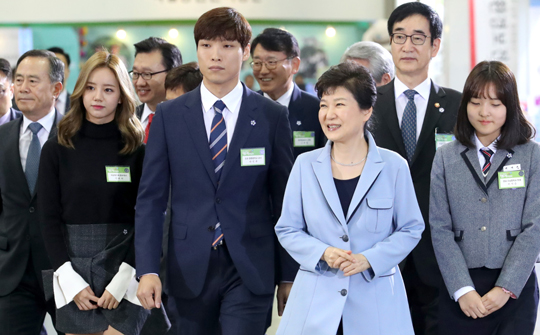 박근혜 대통령이 20일 오전 일산 킨텍스에서 열린 ‘2016 대한민국 행복교육박람회’에 참석하기 위해 학생들과 함께 입장하고 있다. 박 대통령은 이날 “교육개혁은 반드시 완수해야 할 시대적 과제”라고 말했다.
