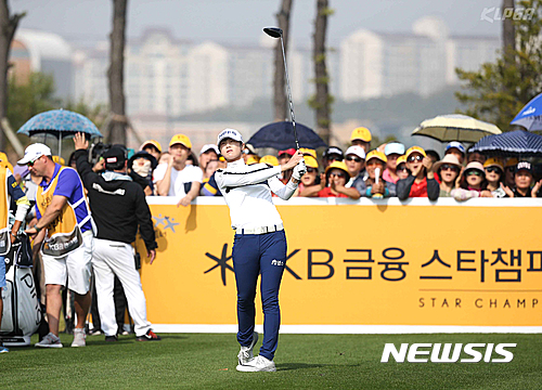 【서울=뉴시스】20일 경기 양주에 위치한 레이크우드CC에서 열린 ‘KB금융 스타챔피언십’ 1라운드 1번홀에서 박성현이 티샷을 하고 있다. (사진=KLPGA 제공)