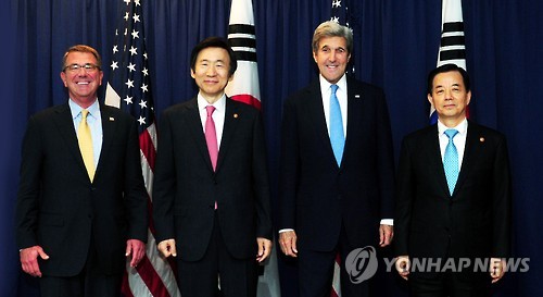 (서울=연합뉴스) 미국 워싱턴DC 국무부에서 19일(현지시간) 열린 한미 외교·국방장관(2+2) 회의에서 참석자들이 기념촬영하고 있다. 왼쪽부터 애슈턴 카터 미 국방장관, 윤병세 외교부 장관, 존 케리 미 국무장관, 한민구 국방부 장관. [국방부 제공=연합뉴스]