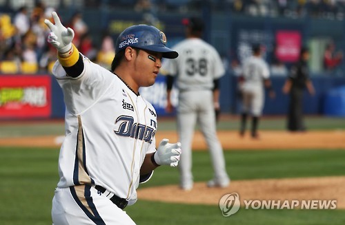 (창원=연합뉴스) NC 다이노스 박석민이 22일 창원시 마산구장에서 열린 LG 트윈스의 플레이오프 2차전, 7회말 2사 1루에서 좌월 투런 아치를 그린 뒤 포효하고 있다.