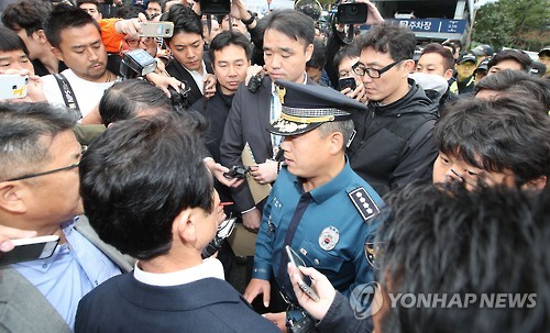 (서울=연합뉴스) 23일 오전 故 백남기 농민의 시신 부검영장을 집행하기 위해 서울 종로구 서울대병원 장례식장을 찾은 홍완선 종로경찰서장이 백남기 대책위 관계자와 대화를 하고 있다.