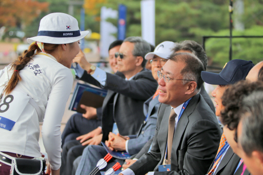 정의선(사진 오른쪽) 한국양궁협회 회장이 22일 서울 송파구 올림픽공원 평화의 광장에서 열린 ‘현대자동차 정몽구배 한국양궁대회 2016’에서 여자부 우승을 차지한 최미선(광주여대) 선수에게 축하인사를 건네고 있다.