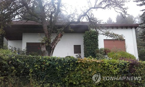 (슈미텐=연합뉴스) 최순실씨의 자택으로 알려진 주택. 최근까지 최순실씨와 정유라씨가 묵은 것으로 추정되는 독일 슈미텐 비덱타우누스 호텔에서 40m 정도 떨어져 있다.