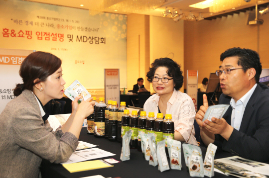 지난 5월 ‘중소기업주간’ 행사의 하나로 서울 영등포구 여의동 중소기업중앙회에서 열린 ‘홈앤쇼핑 입점 설명 및 MD(상품기획자) 상담회’에서 기업 관계자들이 전문 MD와 1대1 상담을 하고 있다.