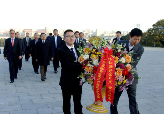류전민(뒷줄 왼쪽 두 번째) 중국 외교부 부부장 일행이 24일 김일성·김정일 동상에 헌화하기 위해 북한 평양 만수대로 향하고 있다. 이날 조선중앙통신은 “조·중 국경공동위원회 제3차 회의에 참가하는 중국 대표단이 북한을 방문했다”고 전했다.  연합뉴스