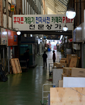 1990년대 ‘용산키드’라는 말이 유행할 정도로 많은 사람이 찾던 서울 용산전자상가가 24일 예전의 영광을 찾아볼 수 없는 썰렁한 모습을 보이고 있다. 곽성호 기자 tray92@