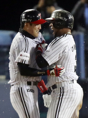 LG 양석환(왼쪽)이 24일 잠실구장에서 열린 NC와의 2016 타이어뱅크 KBO리그 플레이오프 3차전에서 11회 말 끝내기 안타를 날리자 루이스 히메네스가 축하하고 있다.