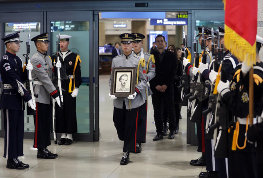 6·25전쟁 당시 유엔군으로 참전한 프랑스 참전용사 고 앙드레 벨라발의 유해가 24일 인천국제공항을 통해 들어오고 있다. 벨라발은 ‘한국에 묻히고 싶다’는 유언을 남긴 채 지난해 7월 2일 87세로 세상을 떠났다. 고인은 27일 부산 유엔기념공원에 안장된다.