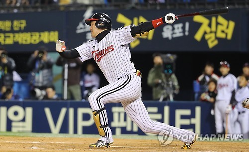 (서울=연합뉴스) 24일 오후 서울 잠실야구장에서 열린 2016 프로야구 플레이오프 3차전 NC와 LG의 경기에서 LG의 11회말 1사 2,3루 대타로 나선 양석환이 결승 타점을 올리는 안타를 치고 있다.