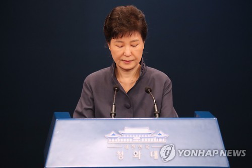 (서울=연합뉴스) 백승렬 기자 = 박근혜 대통령이 25일 청와대 춘추관 대브리핑실에서 ‘최순실 의혹’에 관해 대국민 사과를 하기 전 눈을 감고 있다.