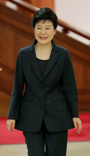 박근혜 대통령이 26일 청와대를 방문한 앙헬 구리아 경제협력개발기구(OECD) 사무총장을 접견하기 위해 무궁화실로 들어서고 있다. 연합뉴스