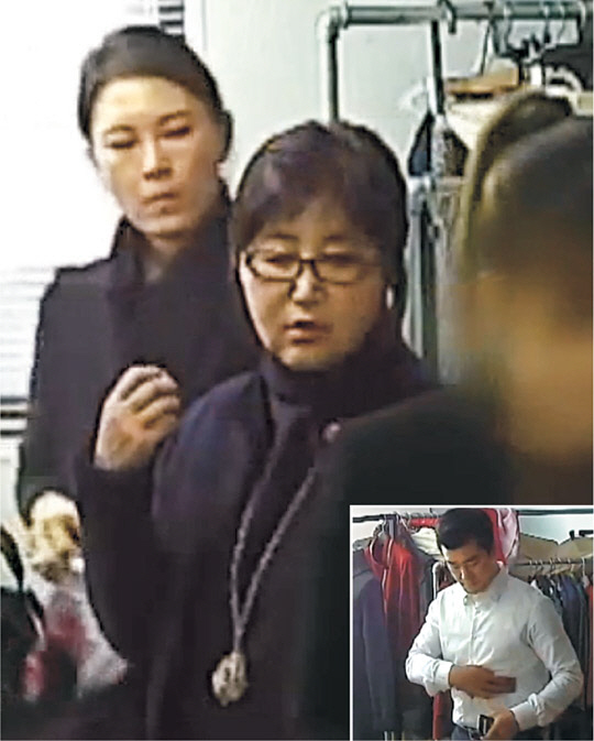 TV조선이 25일 이영선 청와대 전 행정관과 윤전추 행정관이 최순실 씨를 수행하는 듯한 모습이 담긴 영상을 공개했다. 동영상을 보면 이 전 행정관은 2014년 11월 3일 자신이 들고 있던 전화기를 최 씨에게 건네기 전 자신의 옷에 전화기 표면을 닦고 있고(작은 사진), 윤 행정관은 같은 달 24일 샘플실에서 최 씨의 지시를 받으면서 분주하게 움직이고 있다.  TV조선 캡처