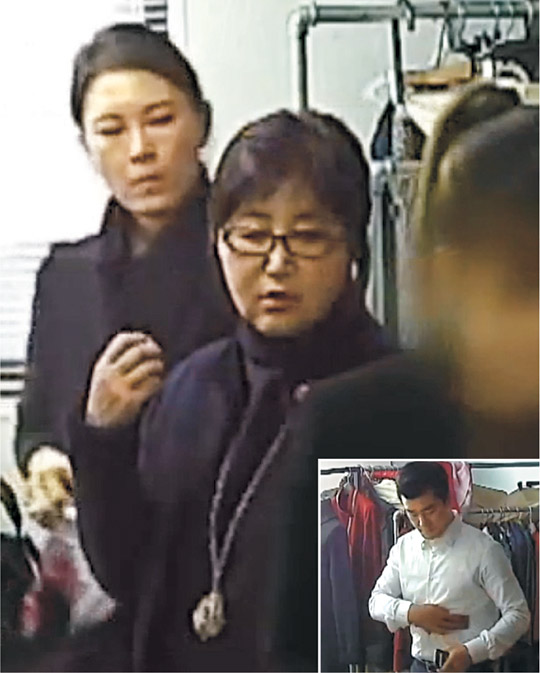TV조선이 25일 이영선 청와대 전 행정관과 윤전추 행정관이 최순실 씨를 수행하는 듯한 모습이 담긴 영상을 공개했다. 동영상을 보면 이 전 행정관은 2014년 11월 3일 자신이 들고 있던 전화기를 최 씨에게 건네기 전 자신의 옷에 전화기 표면을 닦고 있고(작은 사진), 윤 행정관은 같은 달 24일 샘플실에서 최 씨의 지시를 받으면서 분주하게 움직이고 있다.  TV조선 캡처
