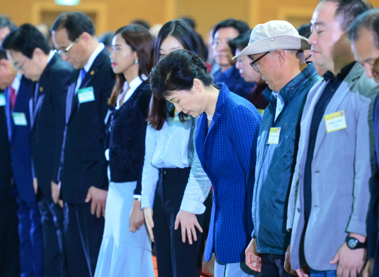 박근혜 대통령이 27일 오전 부산 해운대구 벡스코에서 열린 ‘제4회 지방자치의 날’ 기념식에 참석해 눈을 감은 채 고개를 떨구면서 자리에 앉고있다. 뉴시스