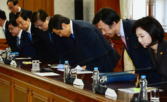 27일 오전 정부서울청사에서 열린 국무위원 간담회에서 황교안(가운데) 국무총리와 국무위원들이 무거운 표정으로 자리에 앉고 있다.