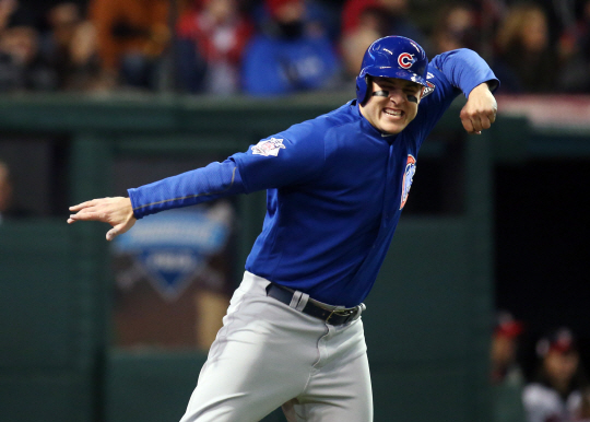 시카고 컵스의 앤서니 리조가 27일 오전(한국시간) 오하이오주 클리블랜드의 프로그레시브 필드에서 열린 클리블랜드 인디언스와의 월드시리즈 2차전에서 5회 초 득점에 성공한 뒤 기뻐하고 있다.  USA투데이 연합뉴스