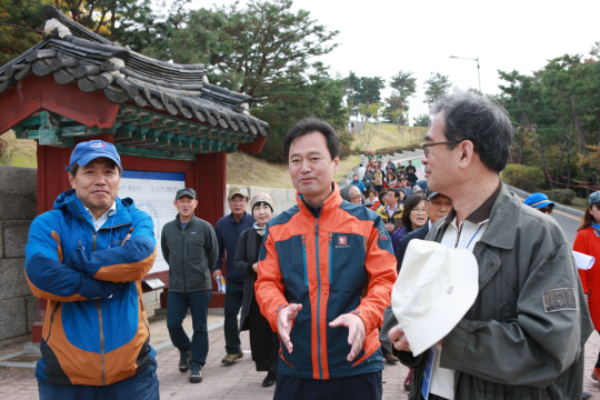 박겸수(가운데) 강북구청장이 27일 경기 수원시 화성에서 다산 아카데미 유적 탐방에 동행한 수강생들과 이야기를 나누고 있다.  강북구 제공