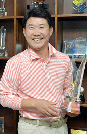 황인섭 ㈜폴턴 대표가 지난 21일 경기 남양주시 사옥 집무실에서 홀인원 트로피를 들고 홀인원 상황을 설명하고 있다.  김낙중 기자 sanjoong@