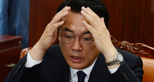 정진석 새누리당 원내대표가 28일 오전 국회 원내대표실에서 기자간담회를 갖고 ‘최순실 국정농단 의혹사건’에 대한 기자들의 질문에 답하는 과정에서 곤혹스러운 표정을 짓고 있다.