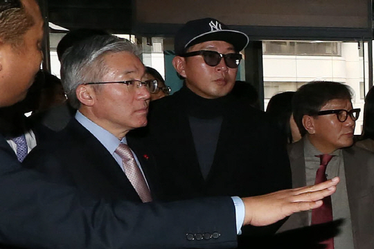 지난 2015년 12월 당시 김종덕(왼쪽) 문화체육관광부 장관이 문화창조융합본부장인 차은택(가운데) 씨와 함께 서울 청계천로 문화창조벤처단지 공사 현장을 둘러보고 있다. 국정농단 의혹을 받고 있는 최순실 씨의 측근이자 김 전 장관의 대학원 제자였던 차 씨는 정부가 시행하는 각종 문화 관련 사업을 따내며 ‘문화계 황태자’로 불렸다.