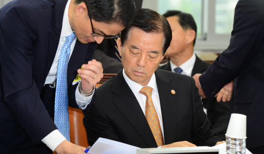 한민구 국방부 장관이 28일 오전 국회에서 열린 국방위원회 회의에 출석해 의원들의 질의에 대비해 보좌진과 답변 내용을 점검하고 있다.   신창섭 기자 bluesky@