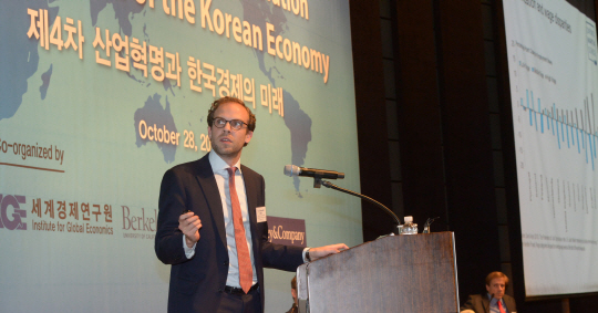 28일 세계경제연구원이 서울 중구 소공로 웨스틴조선호텔에서 개최한 국제회의 ‘제4차 산업혁명과 한국경제의 미래’에서 칼 베네딕트 프레이 옥스퍼드대 교수가 4차 산업혁명의 영향에 대해 발표하고 있다.