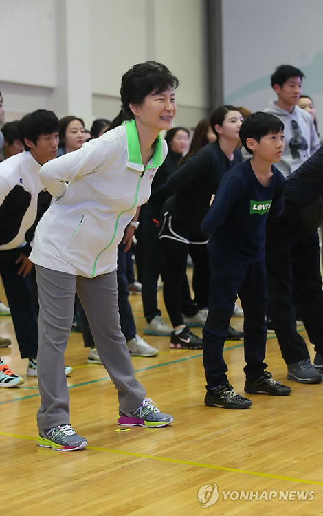 (서울=연합뉴스) 박근혜 대통령이 ‘문화가 있는 날’ 행사의 하나로 26일 오후 서울 송파구 올림픽공원 올림픽체조경기장을 방문, 시민들과 함께 생활체조 ‘늘품 건강체조’를 배워보고 있다. 2014.11.26