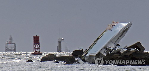 부두에 충돌해 반파된 페르난데스의 보트 [AP=연합뉴스 자료 사진]