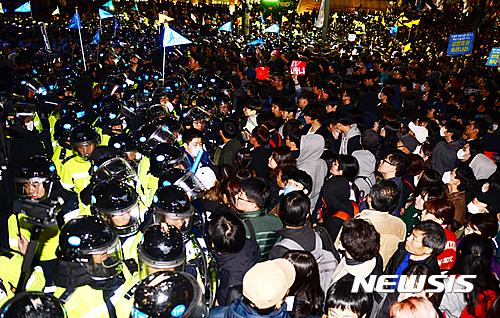 【서울=뉴시스】 29일 오후 서울 종로구 청계광장에서 ‘모이자 분노하자 내려와라 박근혜’ 촛불집회를 마친 시민들이 광화문 네거리에서 청와대를 향해 행진하며 경찰과 대치하고 있다.