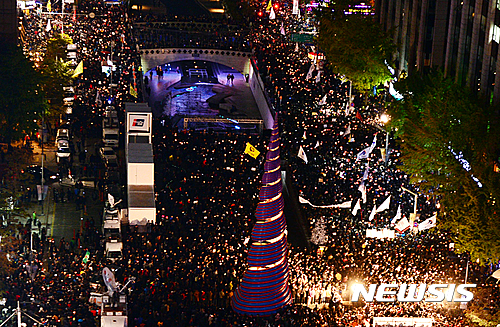 【서울=뉴시스】 29일 오후 서울 종로구 청계광장에서 열린 ‘모이자 분노하자 내려와라 박근혜’ 촛불집회에서 시민들이 촛불과 손피켓을 들고 ‘박근혜 퇴진’ 구호를 외치고 있다.