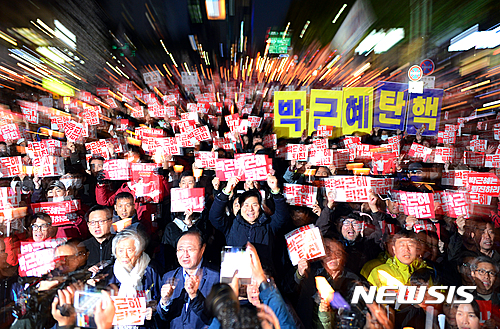 29일 오후 서울 종로구 청계광장에서 열린 ‘모이자 분노하자 내려와라 박근혜’ 촛불집회에서 시민들이 촛불을 들고 ‘최순실 나와라 박근혜 하야’ 구호를 외치고 있다.