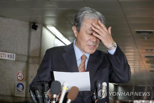(서울=연합뉴스) 청와대 비선실세‘ 의혹을 받고 있는 최순실씨가 귀국한 것으로 알려진 30일 오전 최씨 변론을 맡은 법무법인 ’동북아‘ 이경재 변호사가 서초동 사무실 건물 로비에서 열린 최씨 귀국 설명 기자회견에서 취재진의 플래쉬 불빛에 손으로 눈을 가리고 있다.