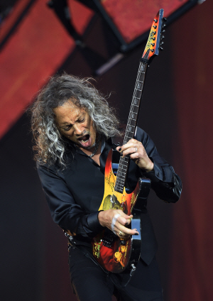 메탈리카의 기타리스트 커크 해밋이 지난 9월 24일 미국 뉴욕에서 열린 글로벌 시티즌 페스티벌에서 열정적인 연주를 펼치고 있다.   AP연합뉴스