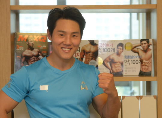 피트니스 사업가 김지훈 에이팀바디사이언스 대표가 서울 송파구 잠실동의 사무실에서 “몸매를 가꾸는 데 그치지 않고 건강한 삶을 안내하는 트레이너가 되고 싶다”면서 포즈를 취하고 있다.