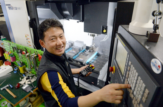 <명장 꿈꾸는 ‘열혈 장인’>공 집는 골프채·좌식 스키도 ‘뚝딱’… 문래동 맥가이버