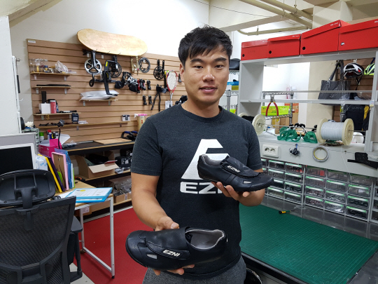 이준희 이즈니코리아 대표가 서울 송파구 거여동 사무실에서 자신이 제작한 수제 사이클용 운동화를 보여주고 있다.