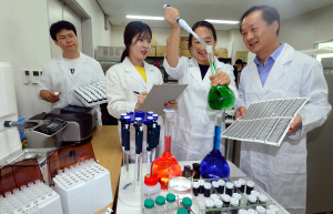 <수출 동맥 다시 잇자>3년만에 효소 특허… 판매 아닌 ‘기술 이전 모델’로 승부수