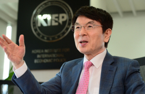 <‘위기의 한국경제’ 해법을 묻다>현정택 “現 경제상황 매우 심각한 수준… 구조조정·외화 유동성 확보를”