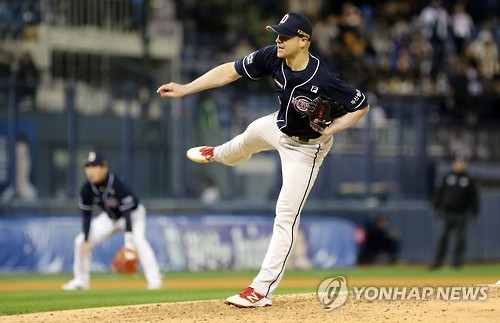 1일 경남 창원 마산야구장에서 열린 2016 프로야구 한국시리즈 3차전 두산과 NC의 경기. 6회말 두산 선발 보우덴이 힘차게 공을 던지고 있다.
