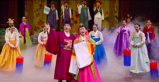 <카메라 기행>여자도 반할 男裝… 애절한 唱·신명난 춤에 ‘울고 웃고’