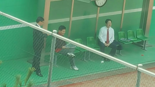 홍문종(가운데) 새누리당 의원이 2일 국회 헌정기념관 옆 테니스장에서 같은 당 이장우(오른쪽) 의원과 테니스를 친 뒤 휴식을 취하고 있다.